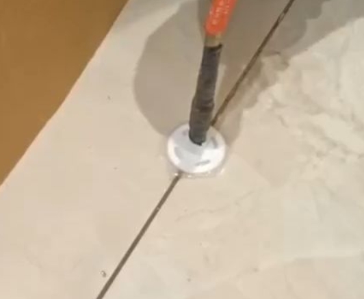 白水瓷砖空鼓维修公司专业解答瓷砖在铺贴过程中，如果没有涂抹均匀到位的粘结材料（如水泥砂浆或瓷砖胶），可能会导致以下问题