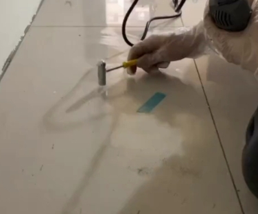 白水瓷砖开裂维修公司专业分享瓷砖在铺贴前如果没有沥干水分，将会导致以下问题
