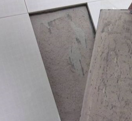 白水瓷砖空鼓维修公司分享瓷砖铺贴时如果打浆（即涂抹在瓷砖背面和基层上的砂浆或瓷砖胶）过少，会带来以下问题